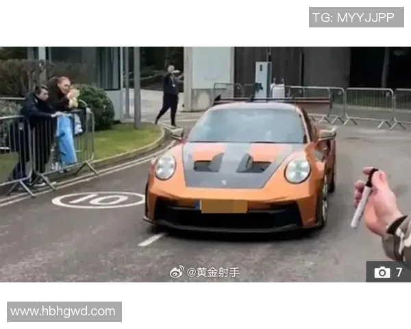 足球明星开兰博基尼现身街头引关注 是谁在豪车中炫耀风采